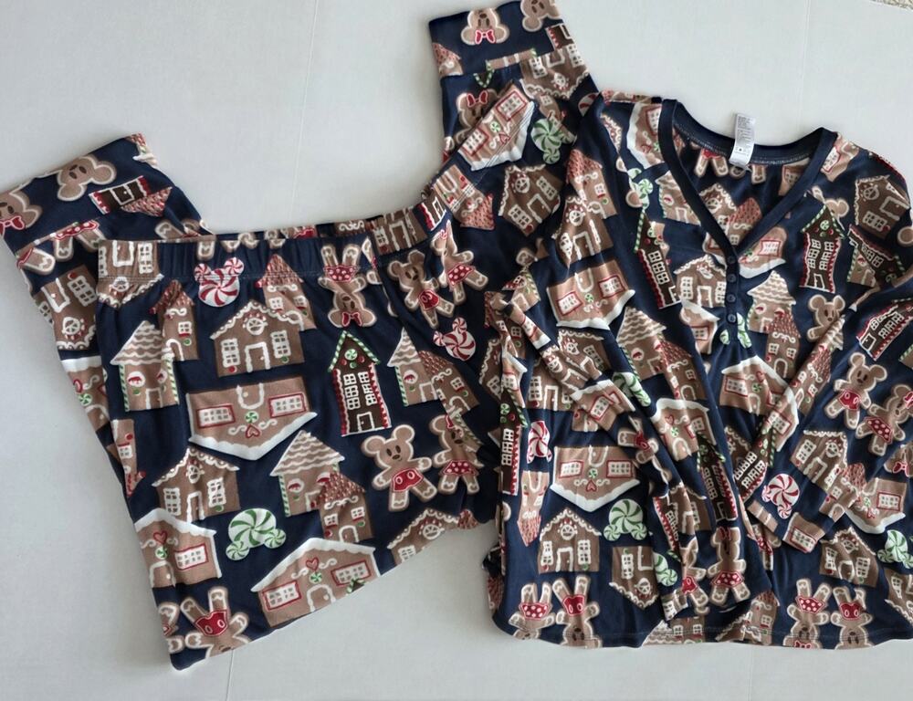 Disney Mickey Mouse Women’s Pajamas 3XL Gingerbread Houses Christmas Morning‎